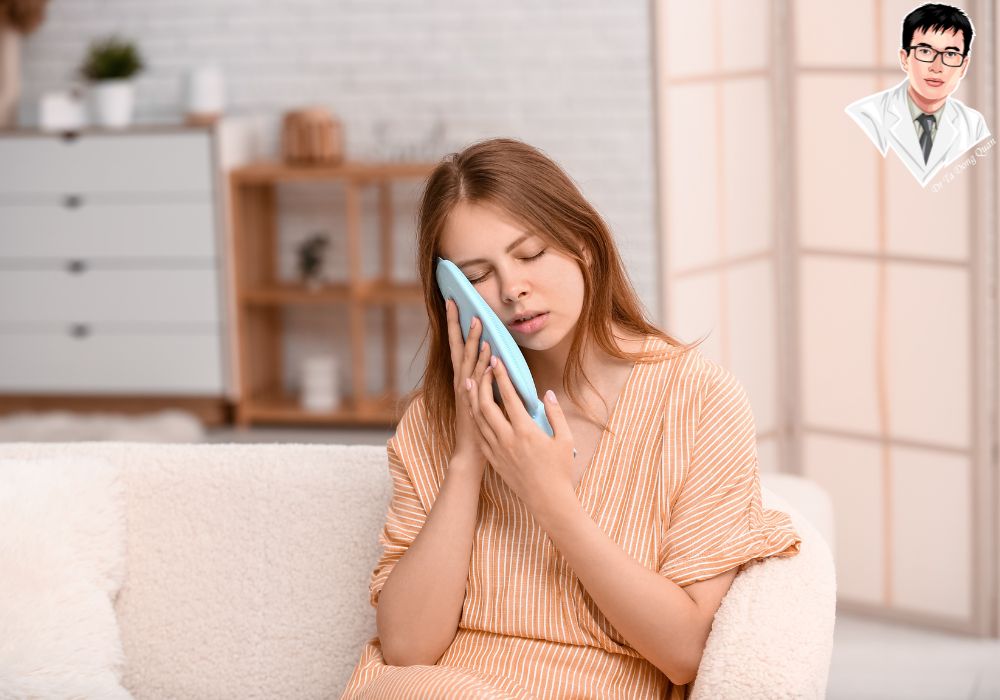 Chườm lạnh là phương pháp giảm sưng hiệu quả và dễ thực hiện tại nhà.