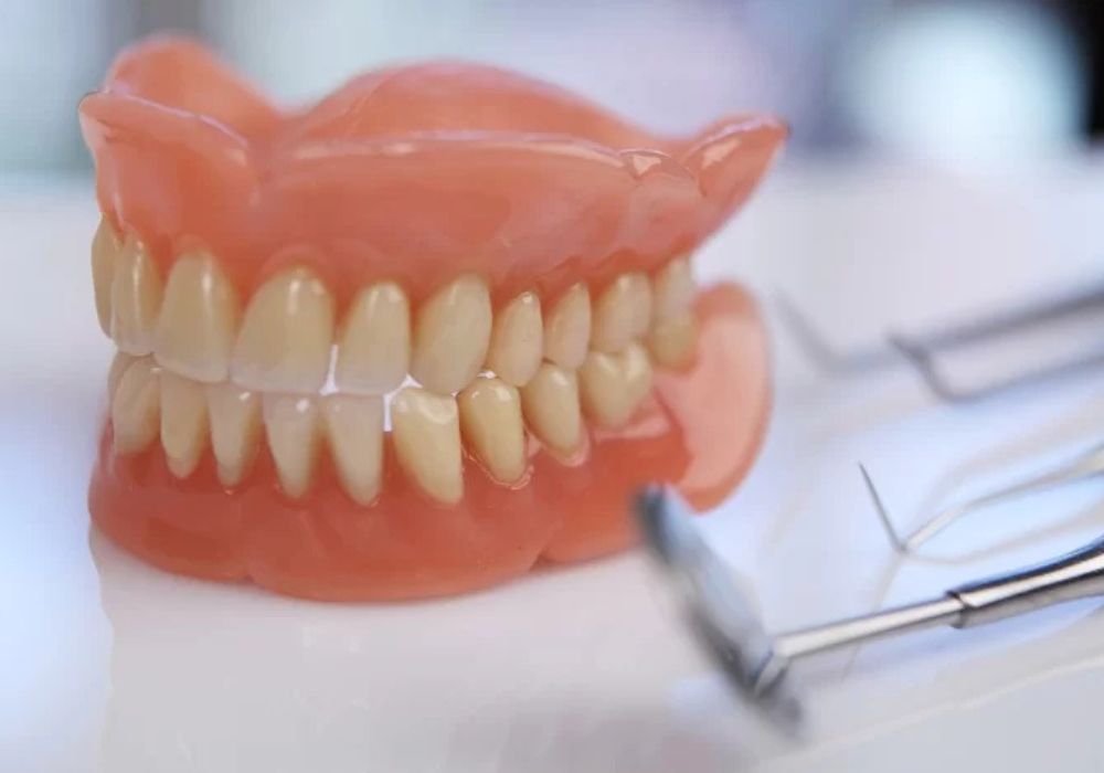 Hàm giả tháo lắp: Lựa chọn linh hoạt và tiết kiệm chi phí cho người mất nhiều răng.