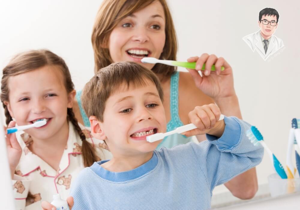 Hình ảnh trẻ em đang chải răng đúng cách để ngăn ngừa tụt nướu, nhấn mạnh tầm quan trọng của vệ sinh răng miệng từ sớm.