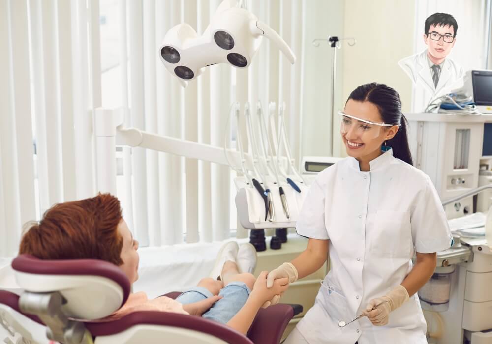 Hình ảnh bác sĩ nha khoa đang tư vấn điều trị tụt nướu cho bệnh nhân, nhấn mạnh vai trò của khám răng định kỳ và phương pháp chữa trị chuyên sâu.