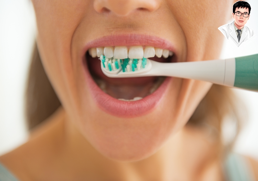 Chải răng nhẹ nhàng với bàn chải mềm – bước đầu tiên để chăm sóc sau cắt lợi đúng cách!
