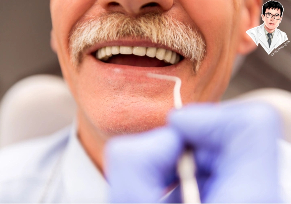 Cận cảnh bác sĩ đang thực hiện thao tác đặt implant cho bệnh nhân lớn tuổi, trong môi trường vô trùng chuyên nghiệp. Cận cảnh bác sĩ đang thực hiện thao tác đặt implant cho bệnh nhân lớn tuổi, trong môi trường vô trùng chuyên nghiệp.